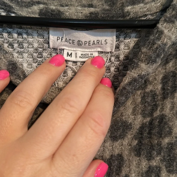 Peace & Pearls Leopardd Waffle Knit Long Sleeve Medium - Picture 2 of 3